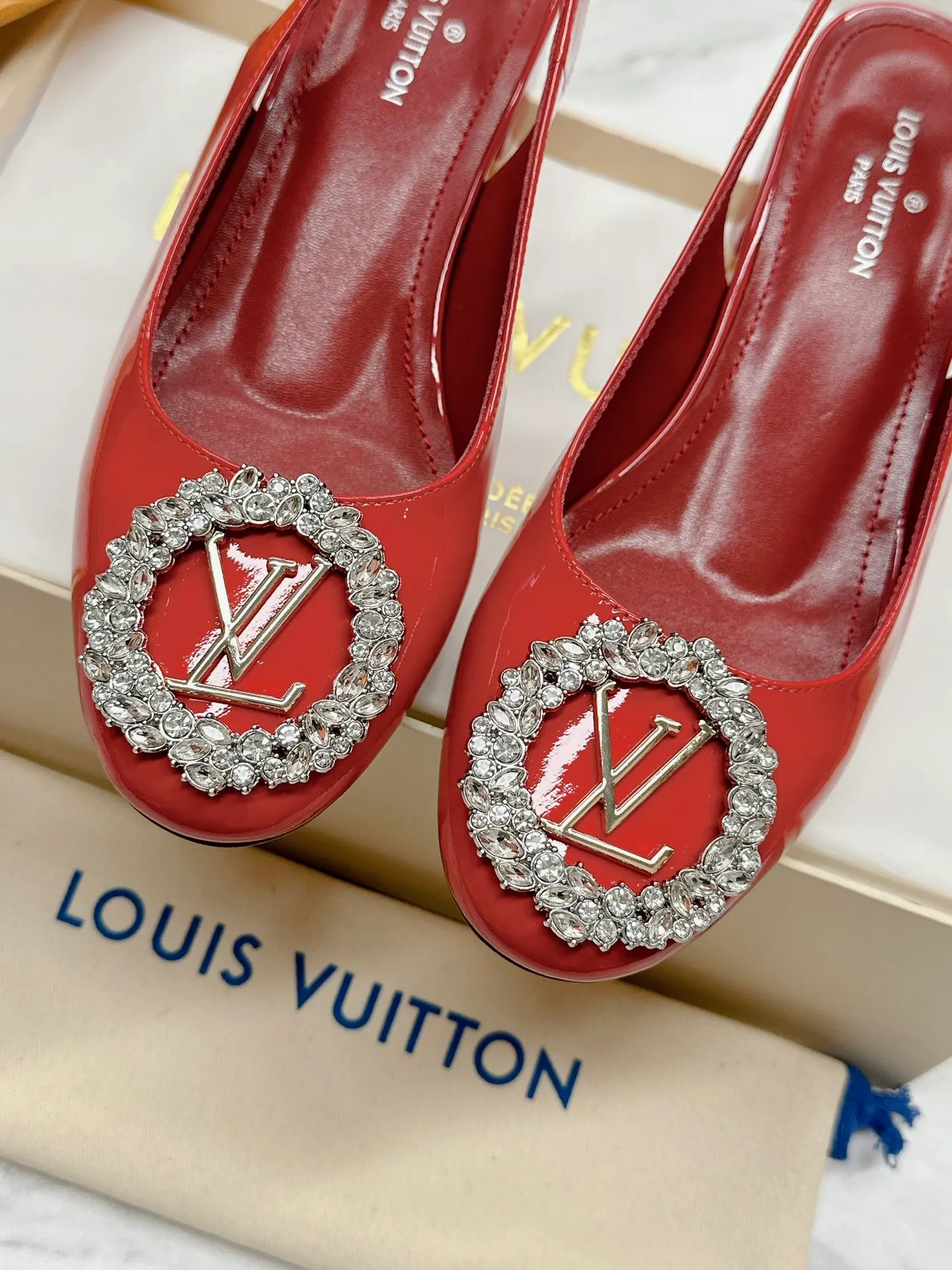 👟👟Ex-factory price 580👟👟 👑 Lv shoes This Urban Twist women's shoe is a stylish upgrade to the classic stiletto style. It is made of smooth calfskin upper with a bright silver metal toe and is engraved with the LV Circle logo, highlighting the Louis Vuitton brand characteristics. Detailed features: Calfskin material Lining: Imported full-grain sheepskin Foot pads: Imported full-grain sheepskin sole Italian genuine leather sole Heel height Two height sizes: 34-40 (34.40.41 customization is not returnable)